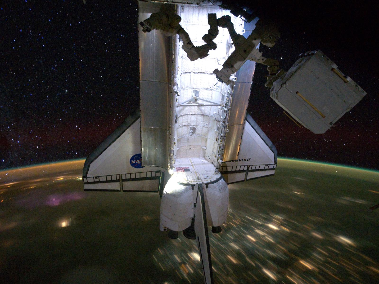 Spectacular Photos: Shuttle Endeavour Over Earth at Night